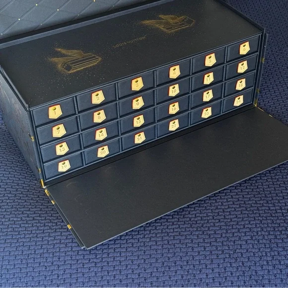 Louis Vuitton Navy and Gold Christmas calendar 2025 Box - Picture 2 of 7